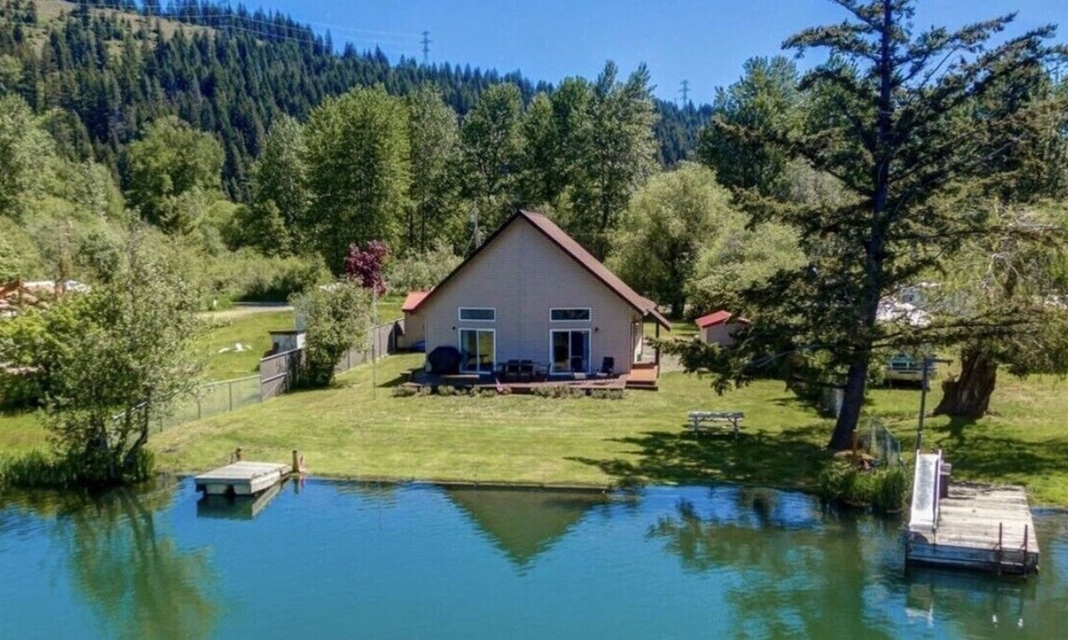 Cle Elum Cottage | “Dreamland” a lakefront house with a beautiful view