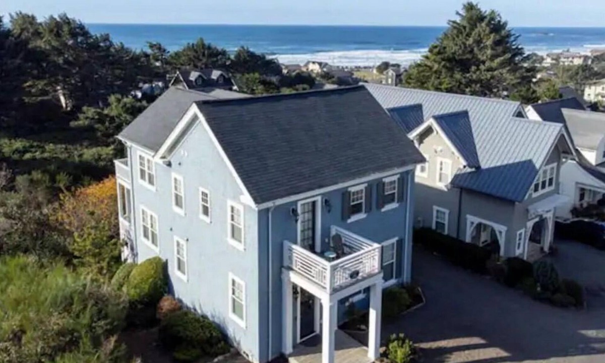 Roads End House | Dreamy Luxury Oceanview Home w/Hottub. Easy walk to beach.