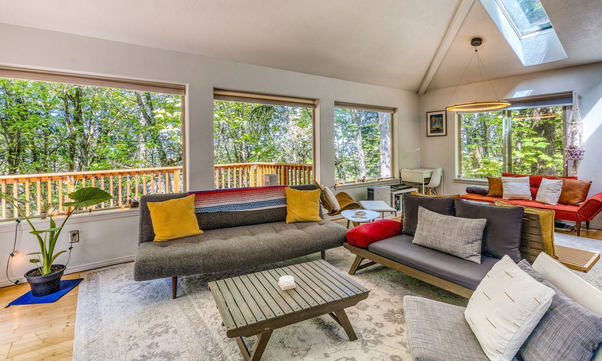 Western House | Dreamy quiet escape near downtown with wraparound deck, fast WiFi & W/D