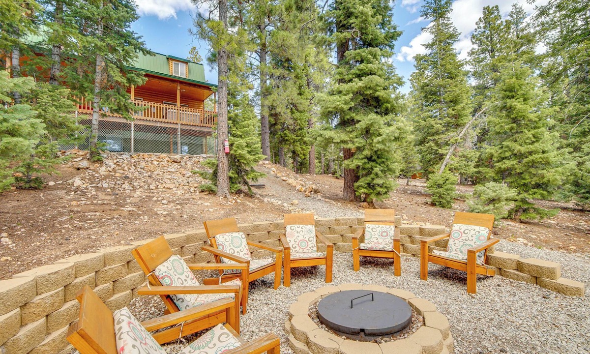 Meadow View Heights Cottage | Duck Creek Village Cabin Near National Forest!