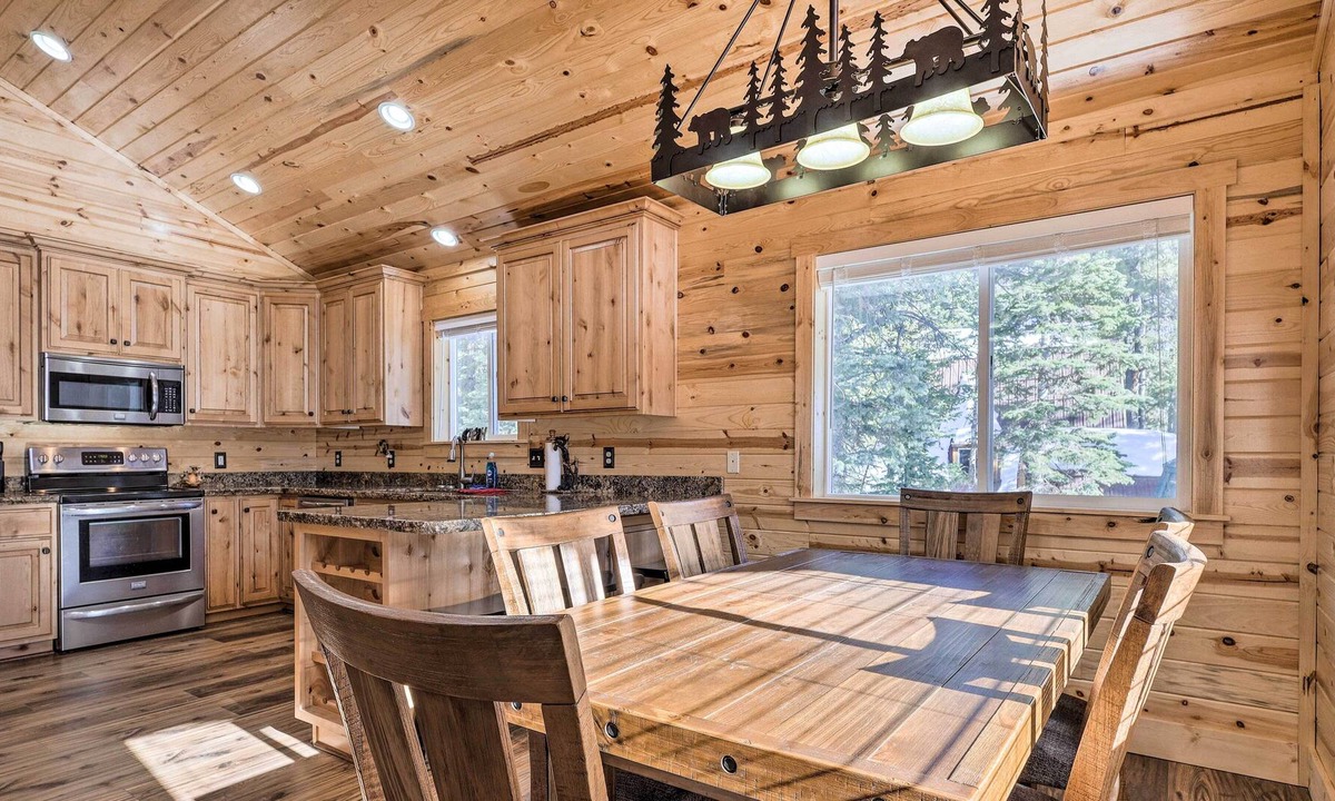 Duck Creek Village Cottage | Duck Creek Village Cabin w/ Fire Pit & Grill!