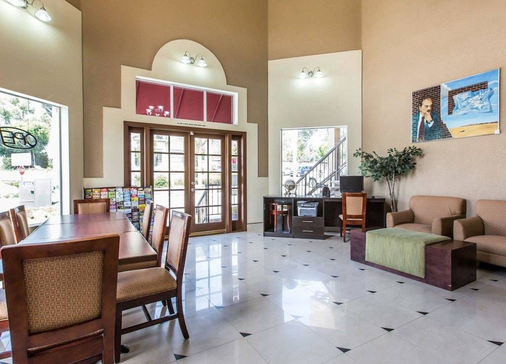 Fallbrook Hotel | Econo Lodge Inn & Suites Fallbrook Downtown