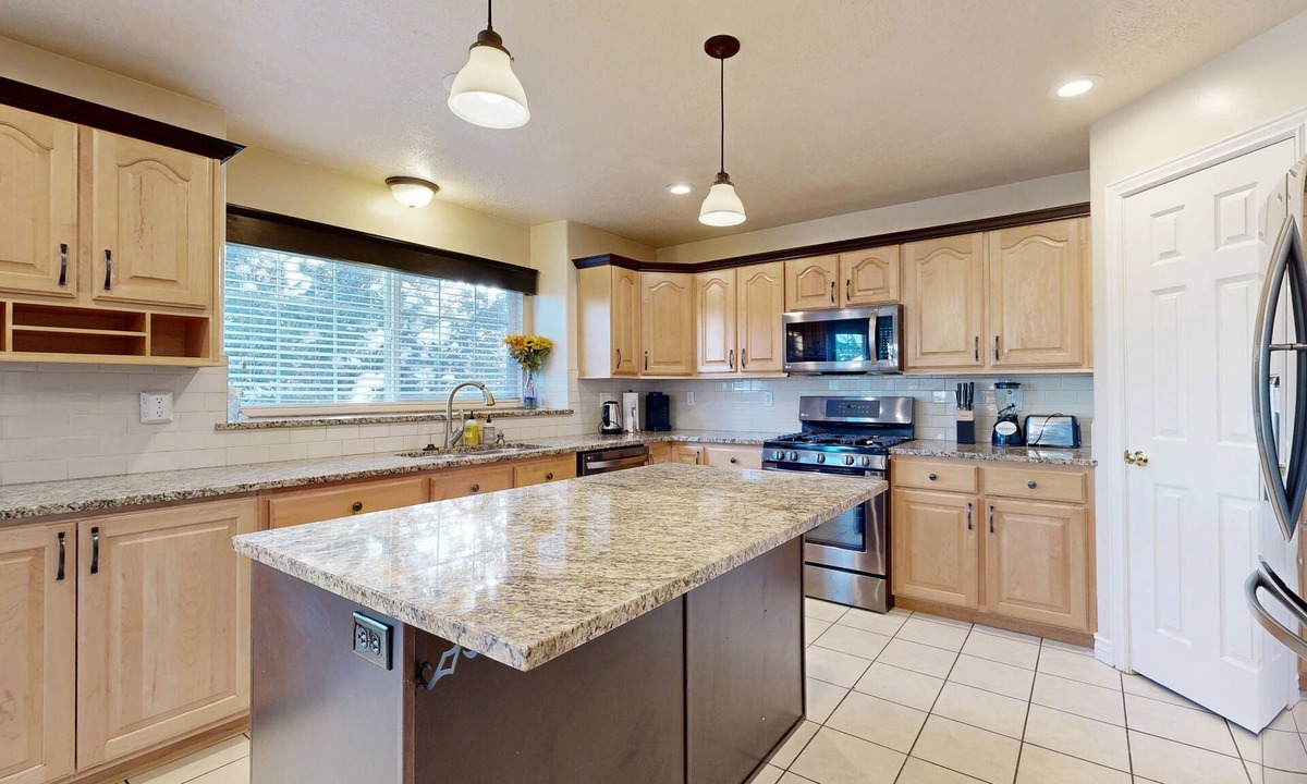 Clearfield House | Elegant home with large yard, gas grill & gas fireplace