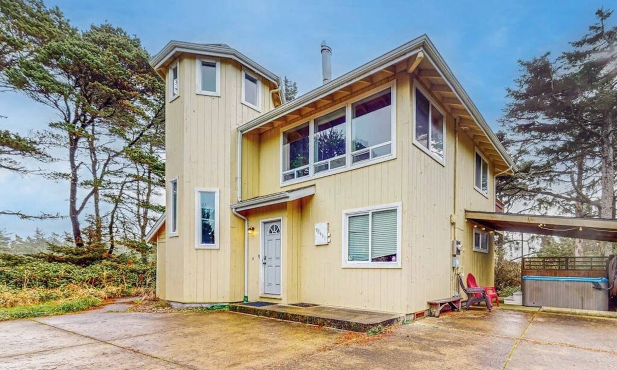 Florence House | Elegant home with stunning ocean views & dog friendly