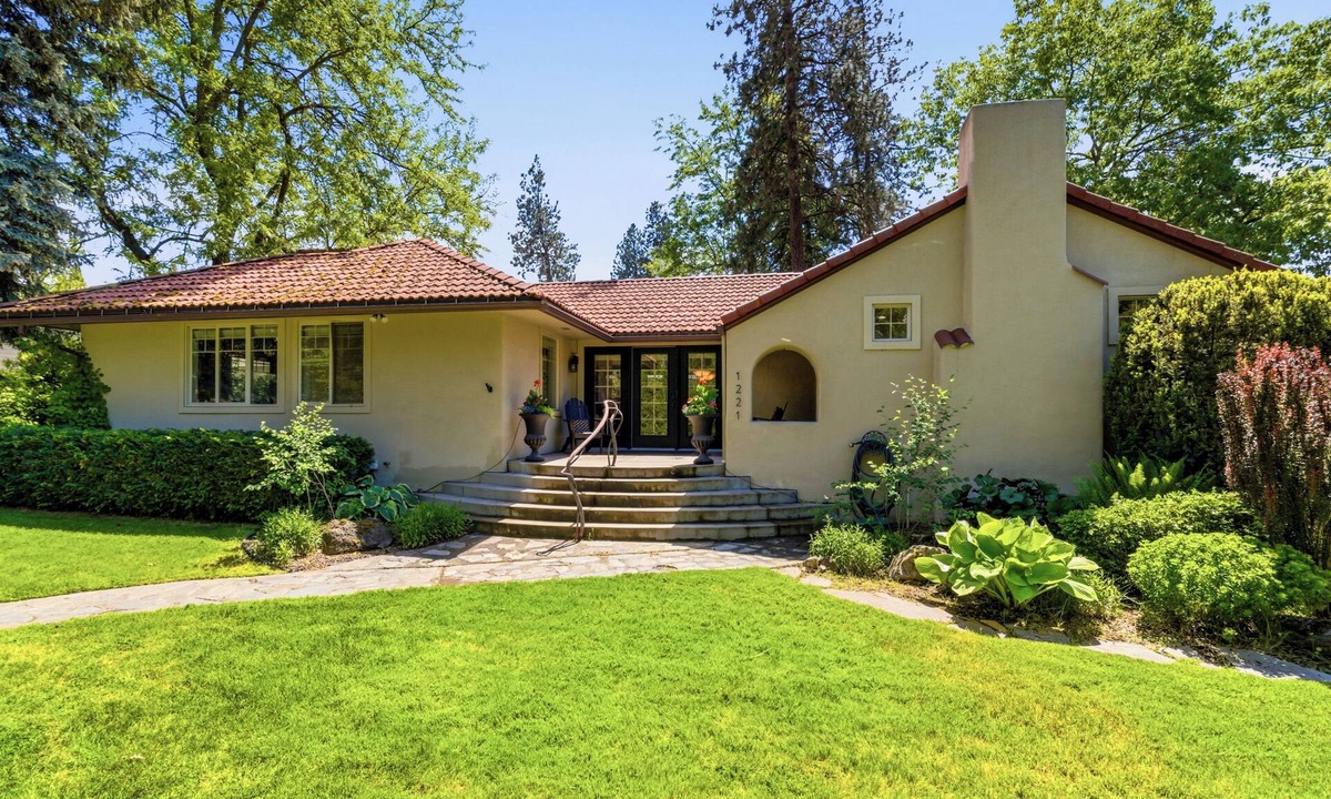 Manito House | Elegant South Hill Home on the High Drive Bluff