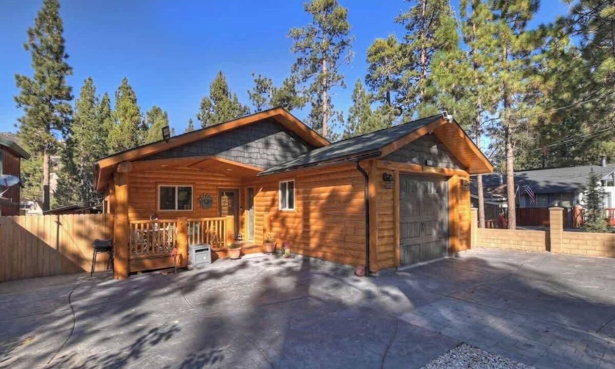 Big Bear City Cabin | Elysian Cabin | Enclosed Yard · Fireplace