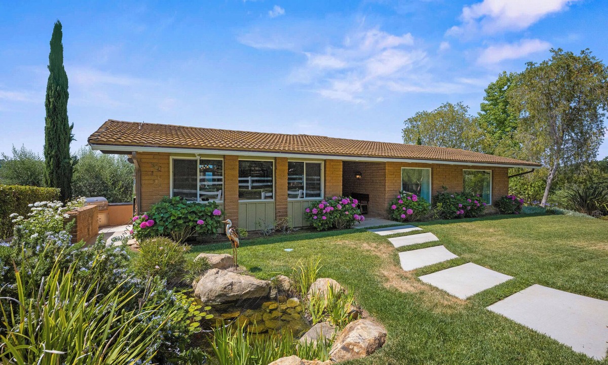 Fallbrook House | Enjoy the peaceful and relaxing time at windmill winery house!