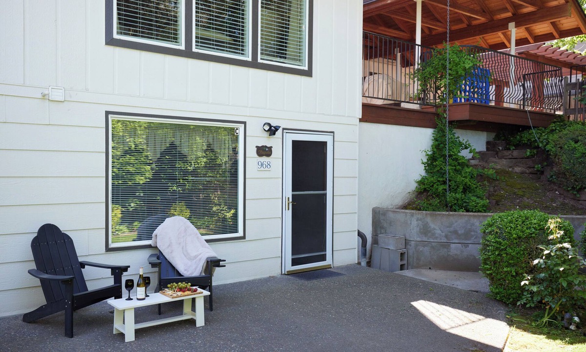College Place Apartment | ESCAPE TO WALLA WALLA WINE COUNTRY — YOUR PRIVATE KING SUITE ACROSS FROM TH.