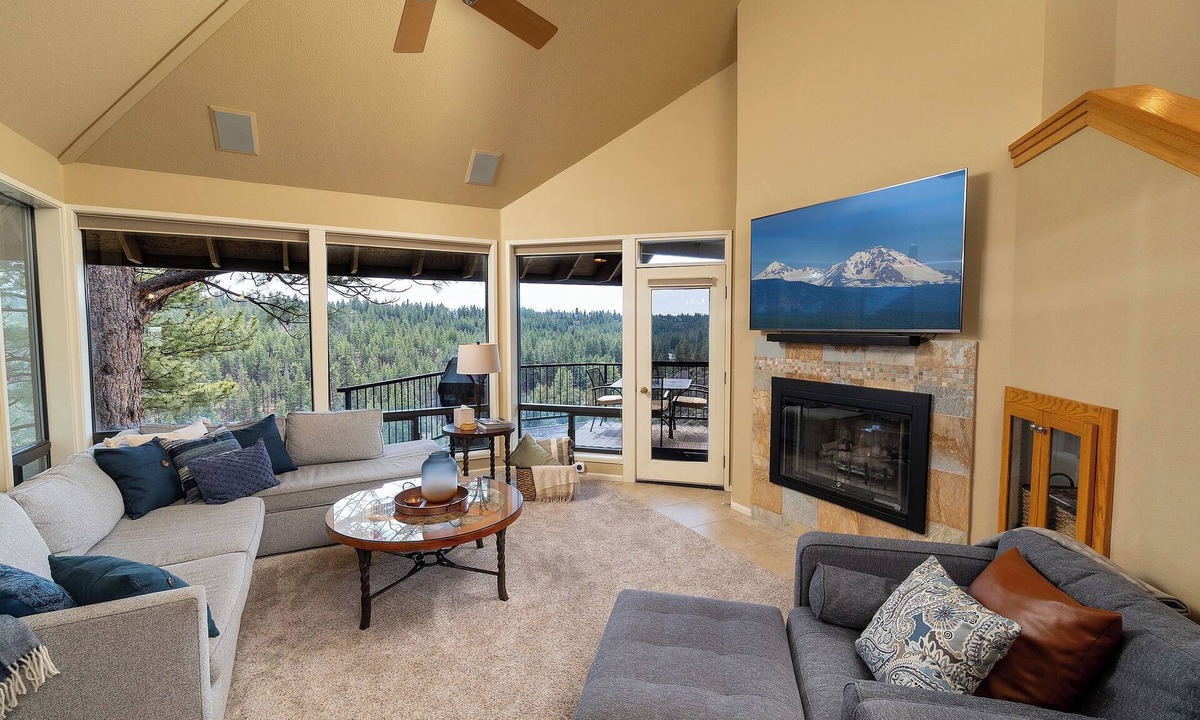 RiverWild Condo | EV Charger-Private Hot Tub-25 mins to Mt Bachelor-5 mins to Old Mill