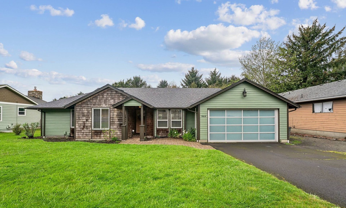 Tolovana Park House | Experience coastal comfort at Tolovana Footprints, a spacious 4-bedroom home in Cannon Beach.