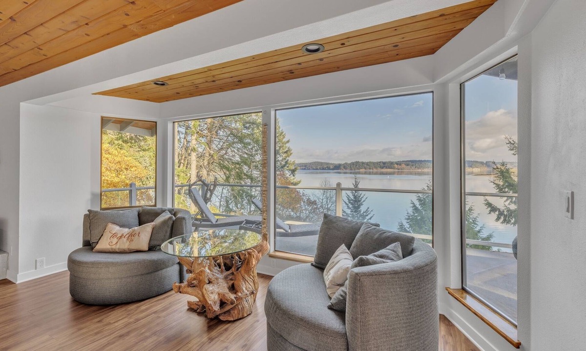 Longbranch House | Family, dog friendly, waterfront beach house by RedAwning