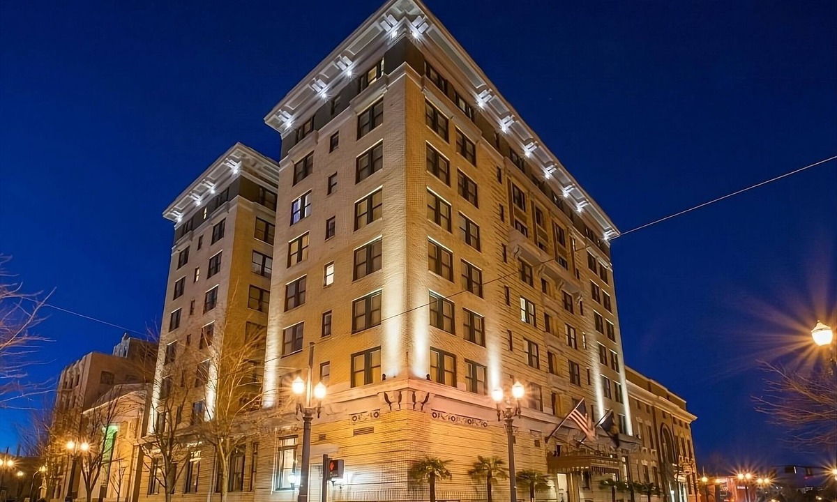 Goose Hollow Hotel | Family Friendly Getaway | Pet Friendly | Parking | 2.2 mi to Washington Park