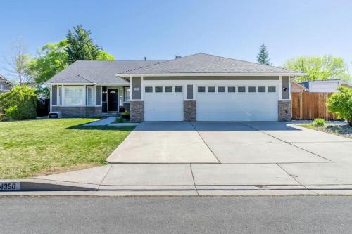 Reno House | Family Retreat with Hot Tub, Gym & Game Room Sleeps 11 in Reno