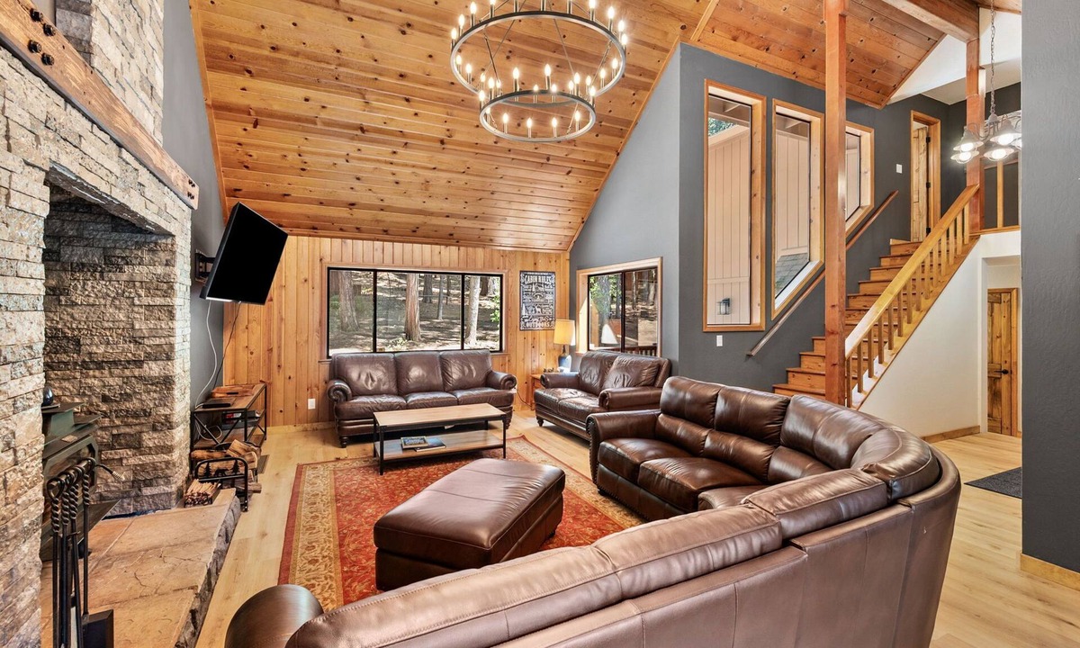 Arnold House | Fantastic 6-bedroom Spacious Dorrington Mountain Oasis w/Hot Tub