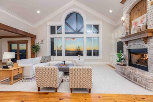 Farmington House | Farmington Oasis-Views Space & Comfort