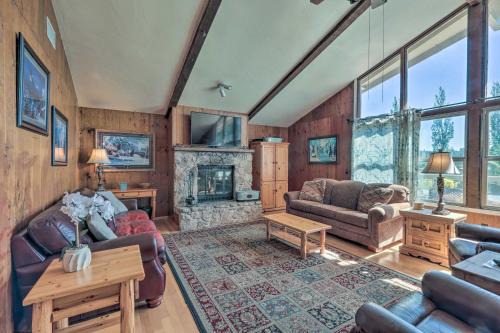 Flagstaff House | Flagstaff Townhome - Walk to Country Club & Pools!