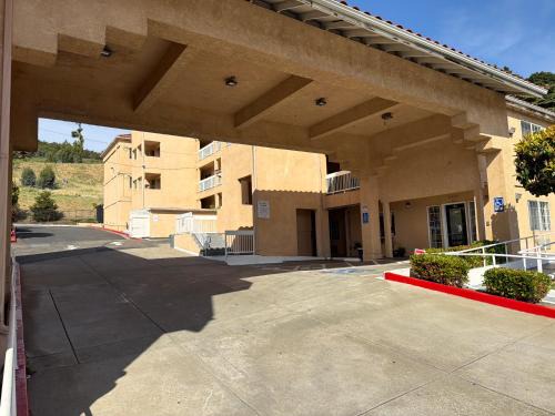 Hayward Hotel | Foothills Inn