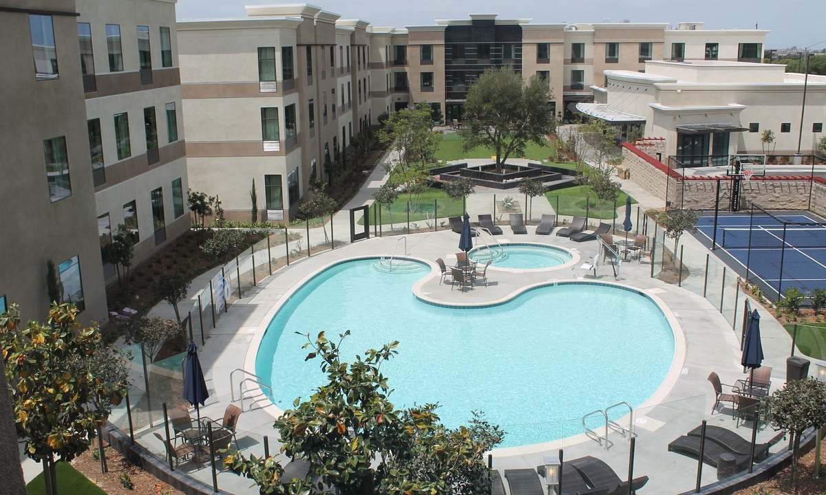 Bressi Ranch Apartment | Free Breakfast, Pool & Hot Tub | King Studio Just 4-Minutes from the Airport