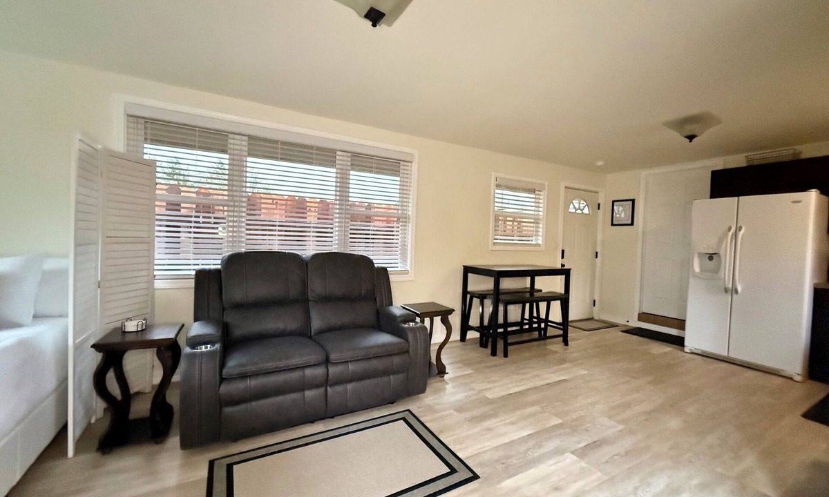 Cottage Grove Apartment | Fully Equipped Studio - Laundry - 65” Samsung Smart TV - Off-Street Parking
