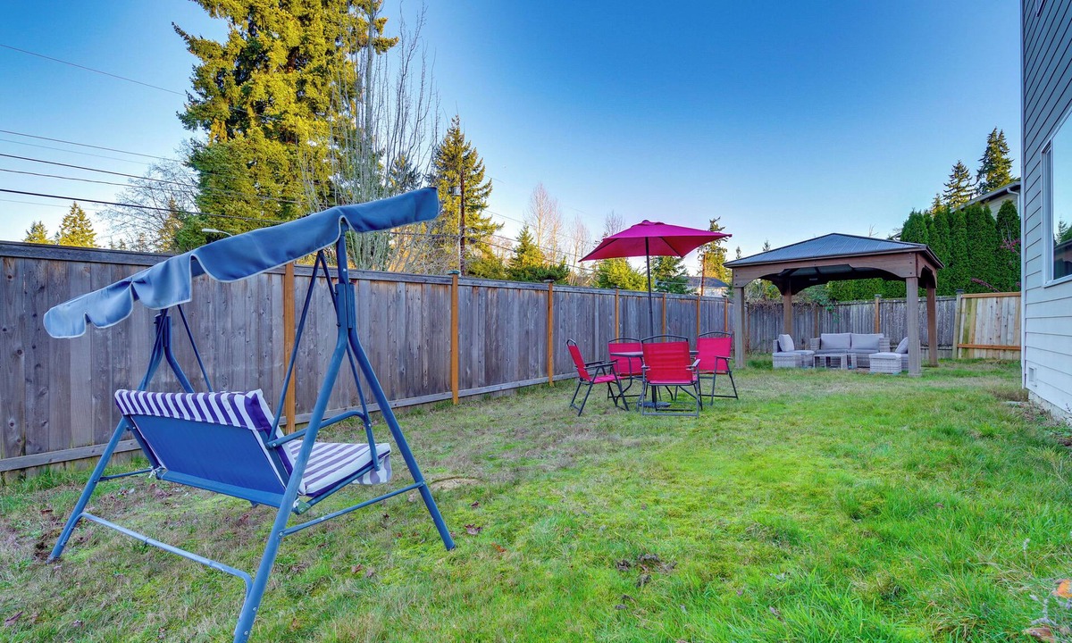 Paine Field-Lake Stickney House | Gateway to Seattle! Lynnwood Home w/Gazebo & Yard