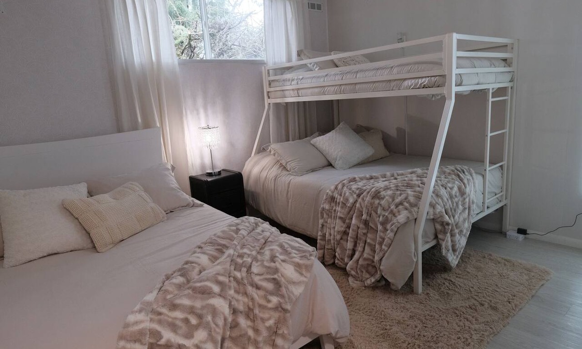 Wilkes East House | Gateway to the Gorge