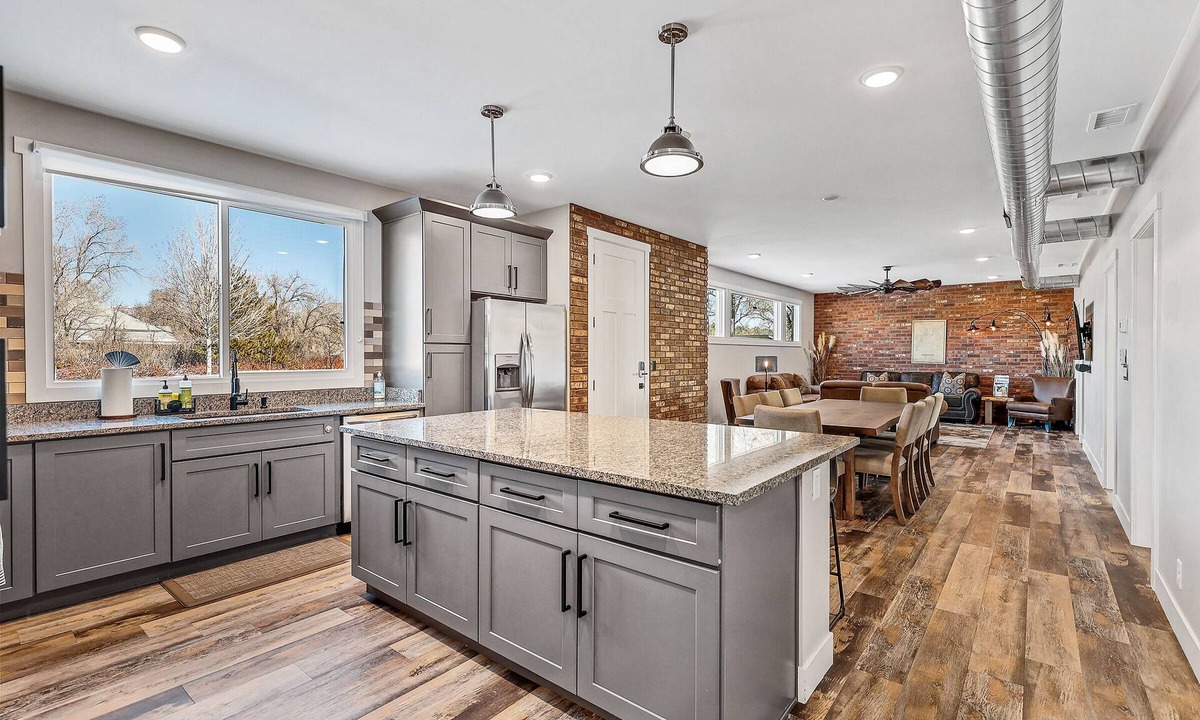 Southside Cabin | Gathering Tree's 6 Boutique Queen Suites Downtown Retreat