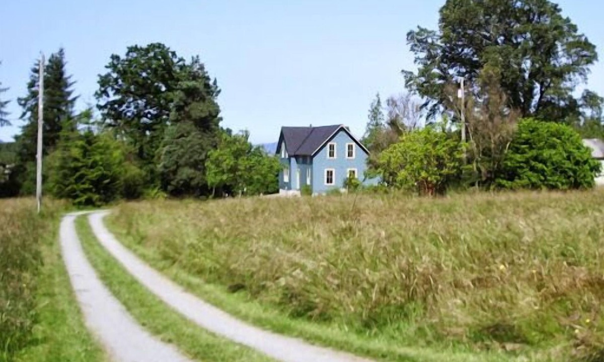 Stanwood House | Get away from crowds! Enjoy peace, quiet, firepit, acreage and neat farmhouse.