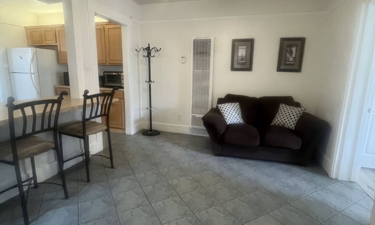 Golden Hill Apartment | Golden Hill apartment W/private balcony