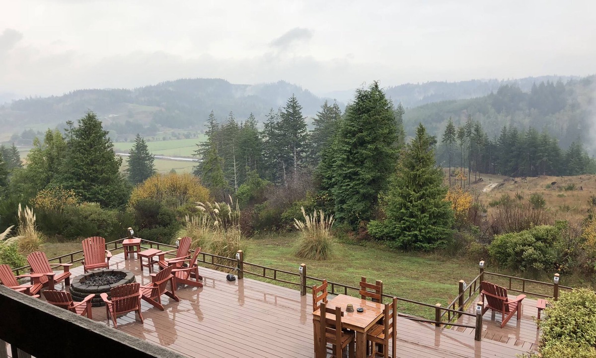 Bandon House | Golfer's Heaven Lodge: Deck, Mtn Views & Putting Green, 8 Min to Bandon Dunes