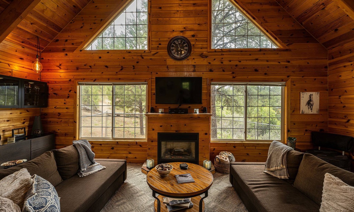 Long Valley Junction Cabin | Gorgeous cabin getaway near Zion and Bryce Canyon National Park.