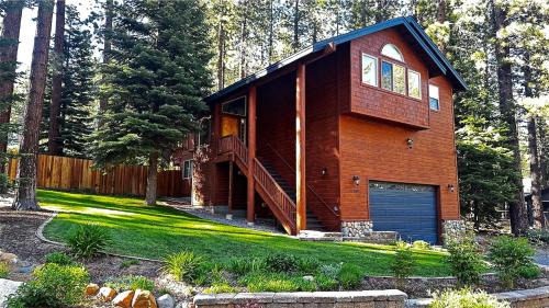 Pioneer Trail House | Grand Cabin Paradise - Beautiful Yard BBQ Forest