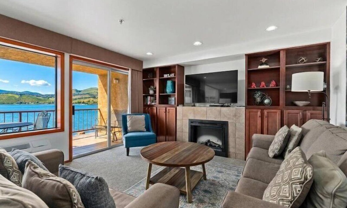 Chelan Condo | GrandView 302 - 2 Bedroom Waterfront condo