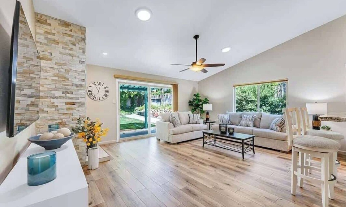 West University House | Great Neighborhood, 4 TVs, Sleeps 10