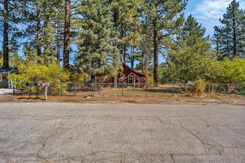 Peter Pan House | Green Cabin in Big Bear Lake 3 bdr Pets Friendly