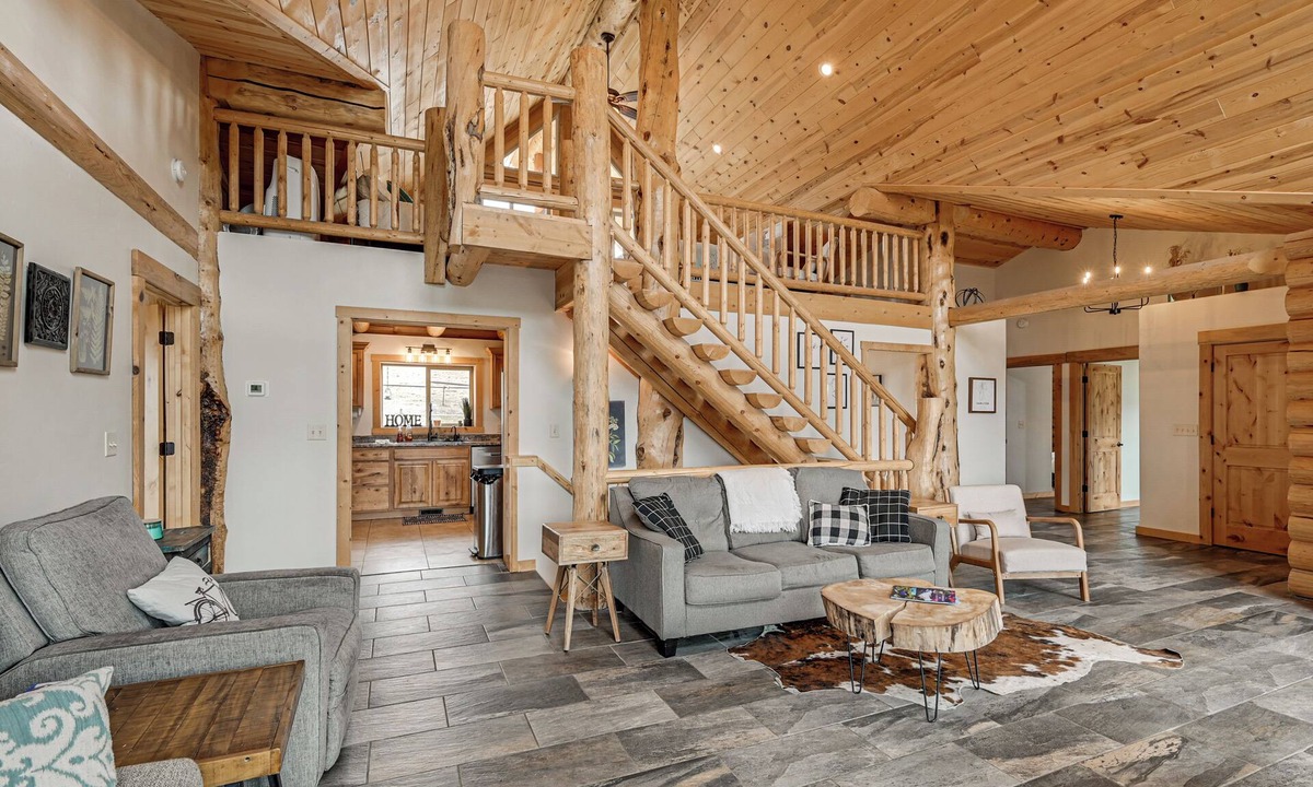 Victor Cottage | Group Retreat in the Bitterroot Valley w/Hot Tub