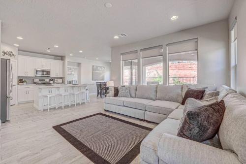 Sienna Hills House | Heated Pool- HotTub - Ping Pong, Foosball, xBox - FastWiFi