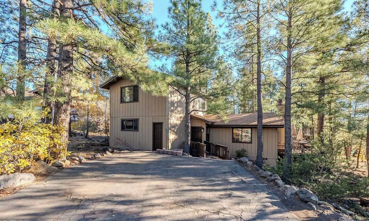 Munds Park House | HIDDEN VISTA: Distance views from private oversized deck nestled in cool pines.