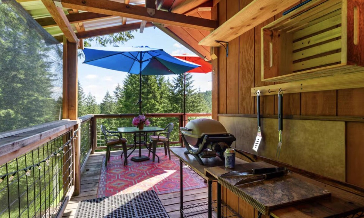 Alvadore Cottage | Hillside Deck Cottages - Rustic Pnw Retreat 2 Bedroom Cottage