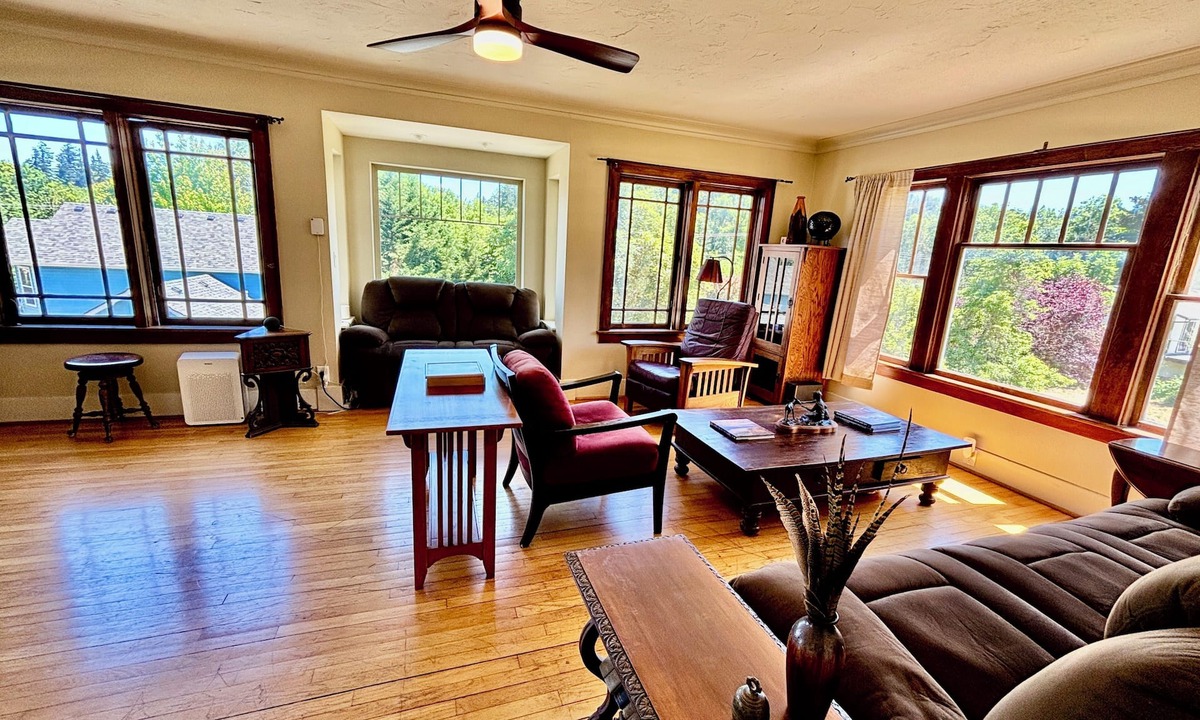 Eugene House | Historic 1928 Craftsman near University of Oregon 4 bedroom and 2 full baths