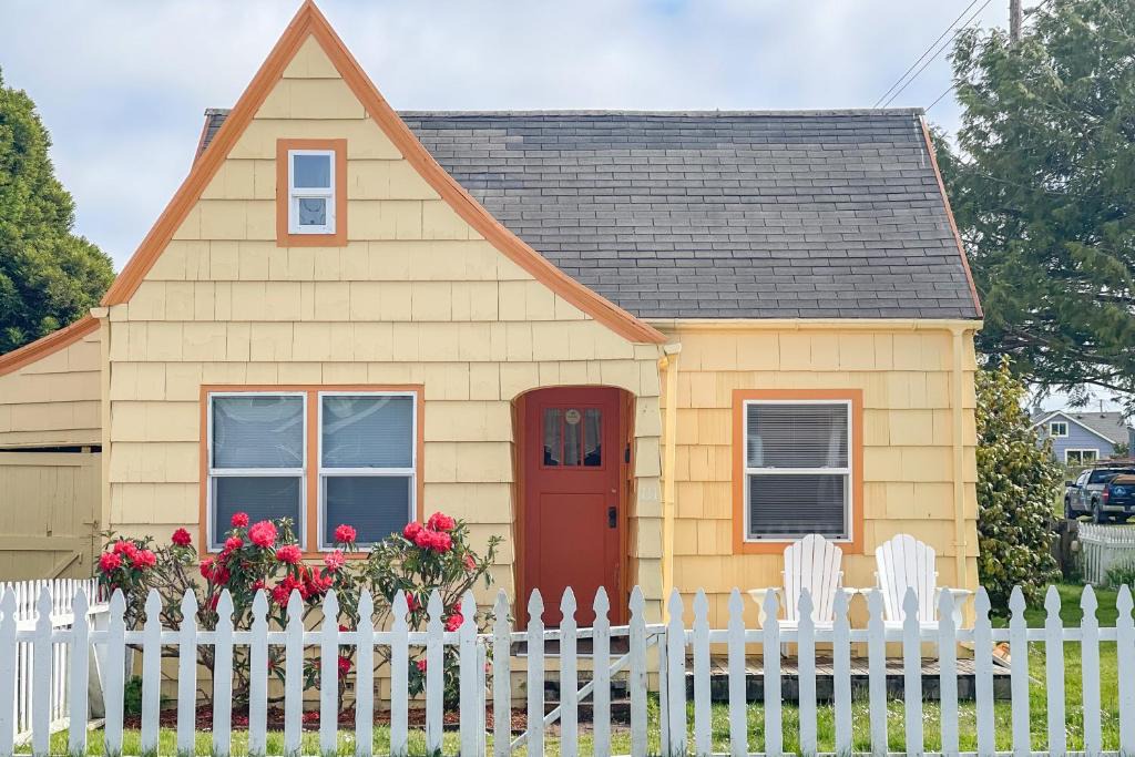 Long Beach House | Historic Cottage