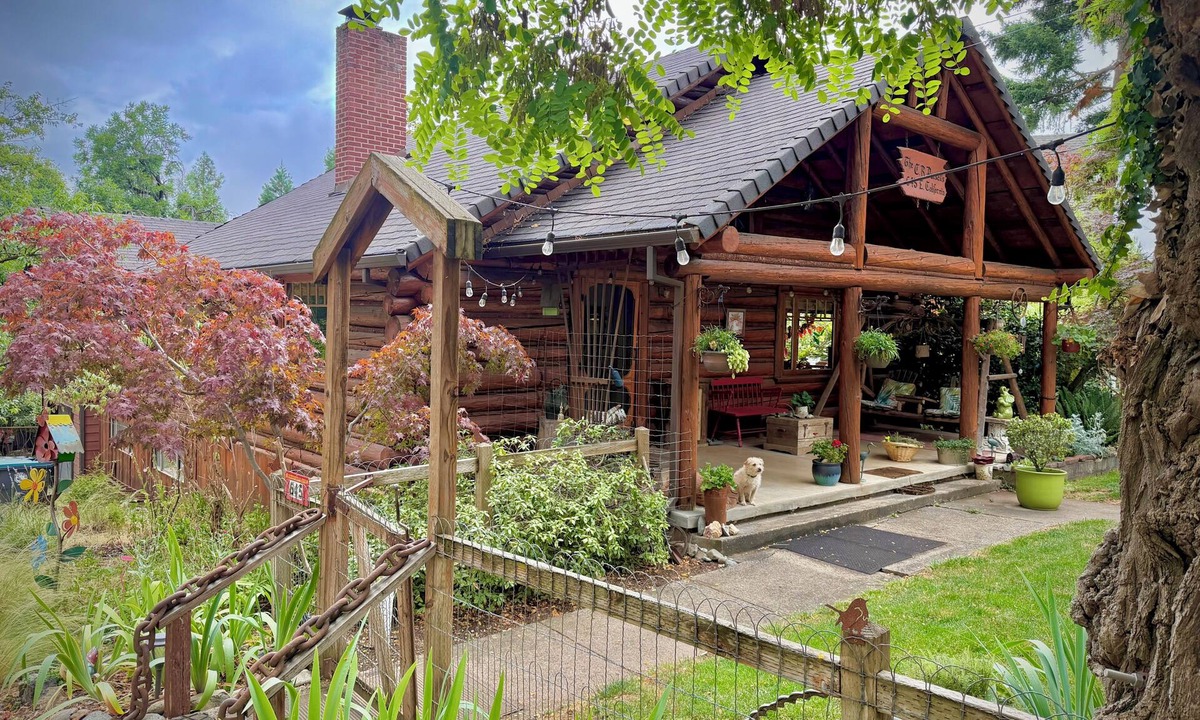 Jacksonville Bed & Breakfast | Historic log cabin home. 5 minutes walk into Jacksonville! Host on property.