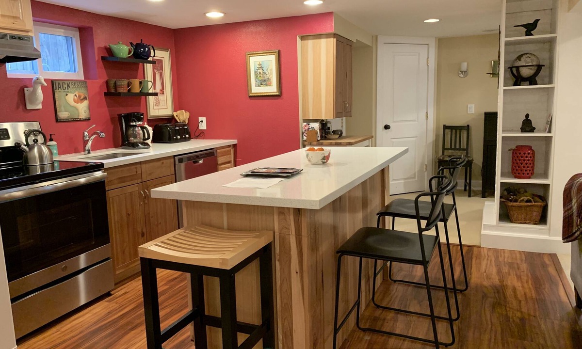 Irvington House | Historic Neighborhood Suite — Moda & Convention Center close