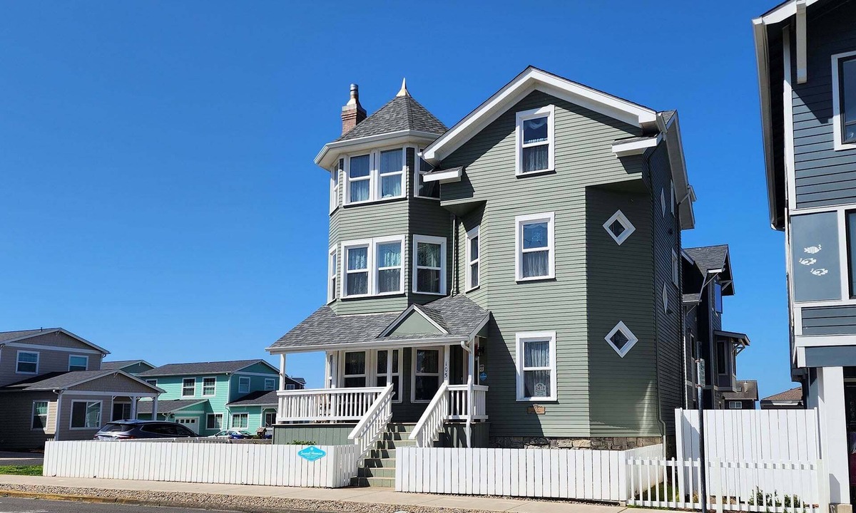 Newport House | Historic Nye Beach! Victorian Escape Steps Away From The Beach! Endeavour House!