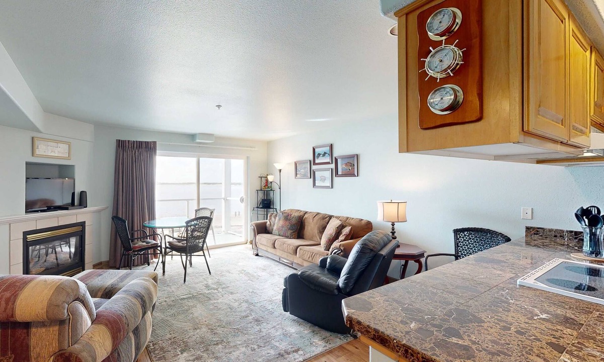 Lincoln City Condo | Historic Taft District condo with dazzling bay views fireplace and washer dryer