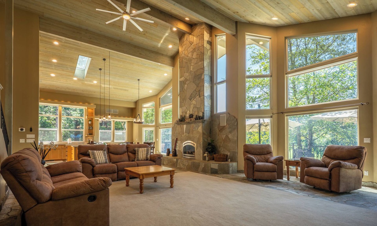 Arnold House | Hole In One - Luxury Retreat!