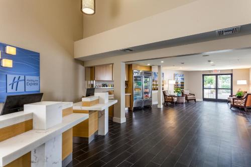 Beach Barber Tract Resort | Holiday Inn Express and Suites La Jolla - Windansea Beach, and IHG Hotel
