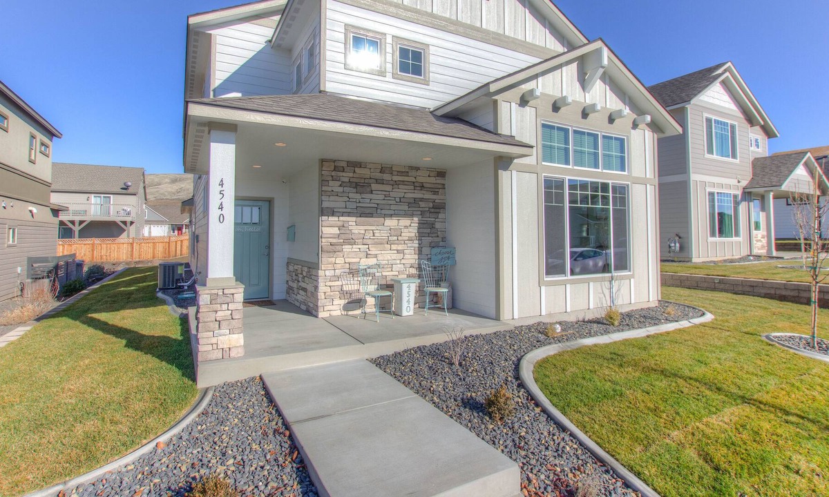 Kennewick House | Holland Vineyard Bungalow 4 bed, 2 1/2 bath with hot tub