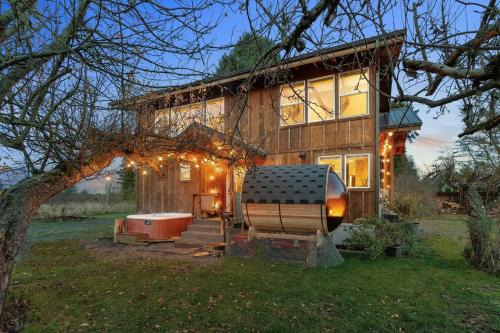 Port Angeles House | Homestead Villa - HotTub & Sauna Retreat