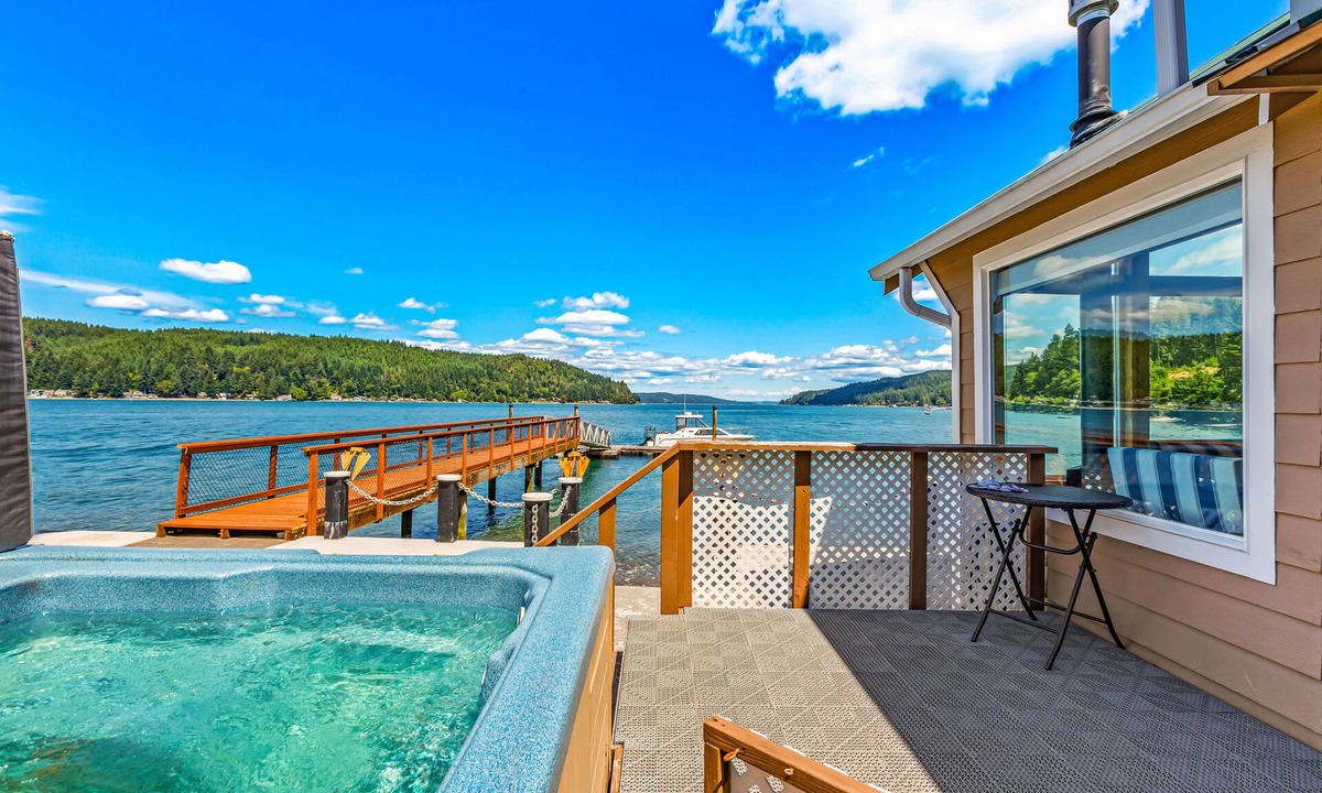 Union House | Hood Canal Waterfront w/Hot Tub & Dock