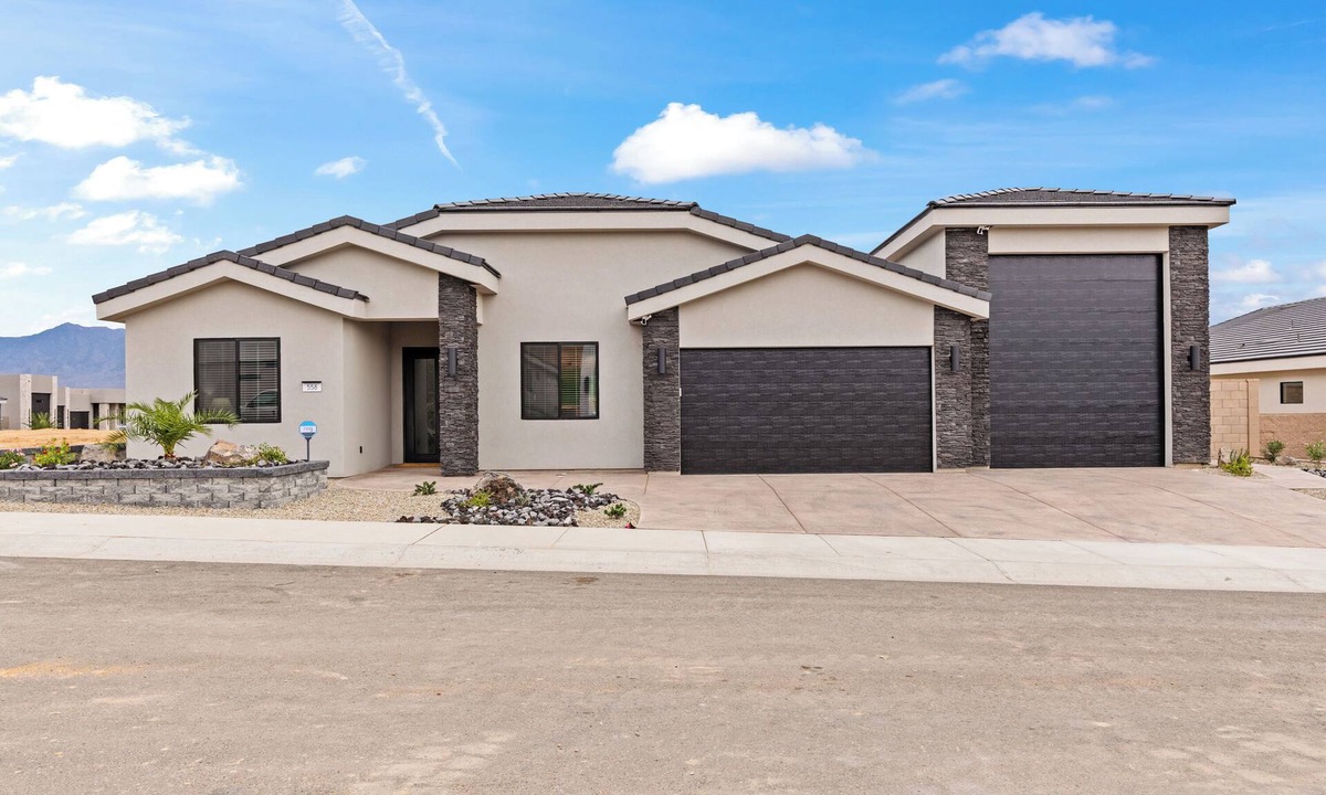 Mesquite House | Horizon Luxe Escape | 4BR Home w/Soaking Tub